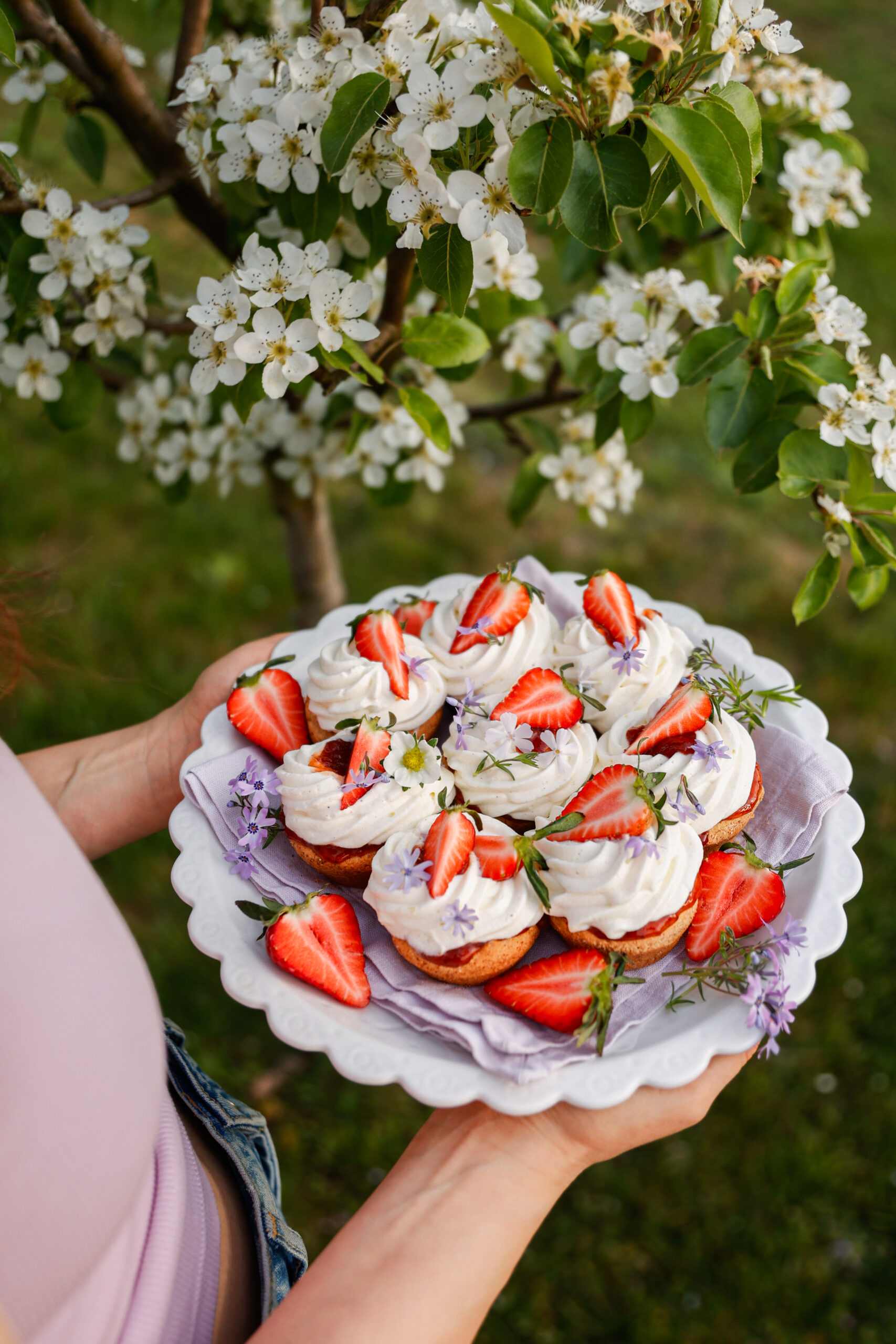 Mandulás muffinok ricotta krémmel, bodzavirággal és eperrel