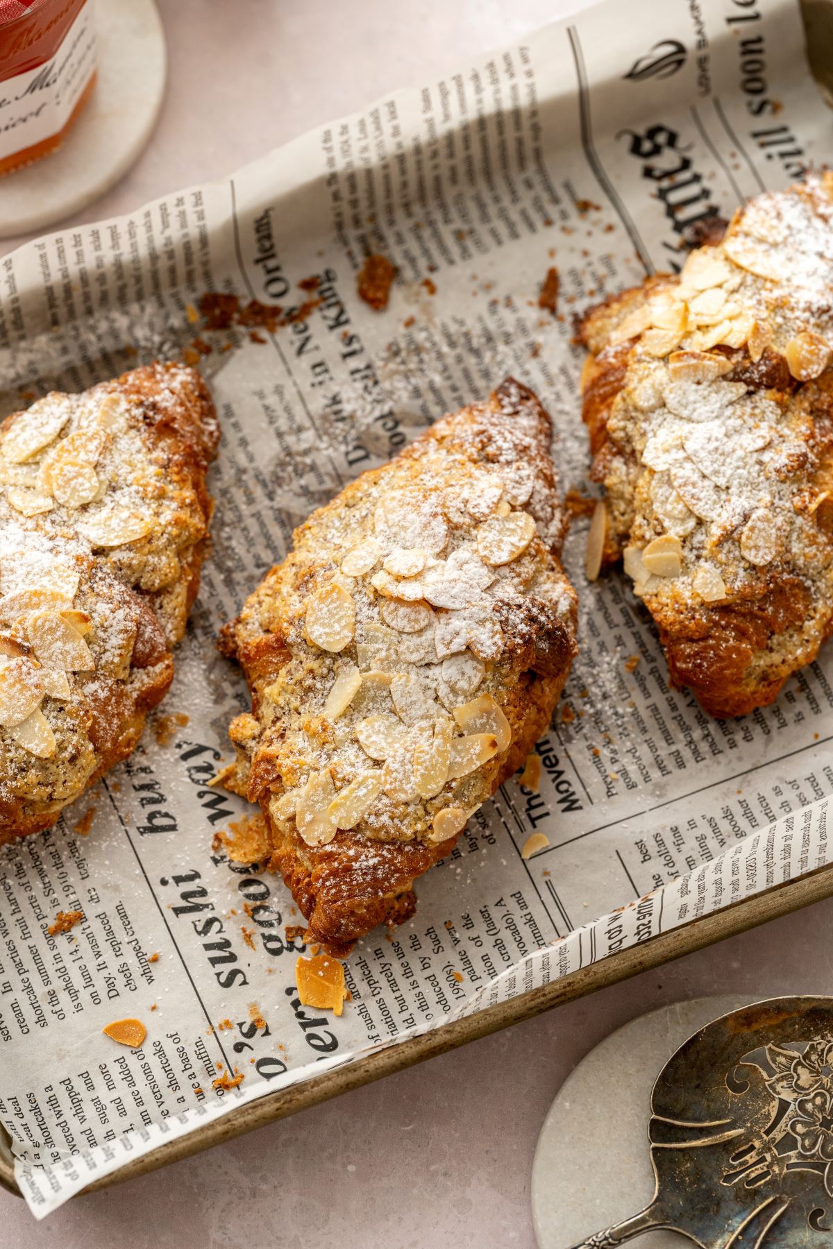 Ropogós mandulás croissant lekvárral töltve